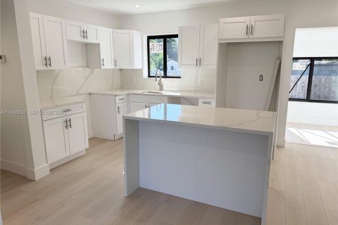 Снять в аренду виллу или дом в Майами, Флорида 3 спальни, 129.78м2, № 1998978 - фото 6