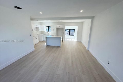 Снять в аренду виллу или дом в Майами, Флорида 3 спальни, 129.78м2, № 1998978 - фото 5