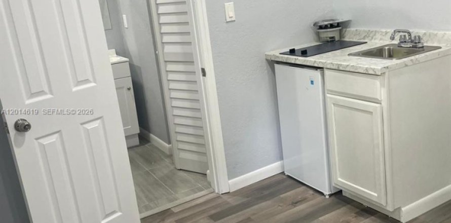 Commercial property in Miami Gardens, Florida 1 bedroom, 231.14 sq.m. № 2076538