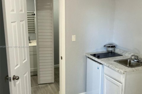Commercial property in Miami Gardens, Florida 1 bedroom, 231.14 sq.m. № 2076538 - photo 5