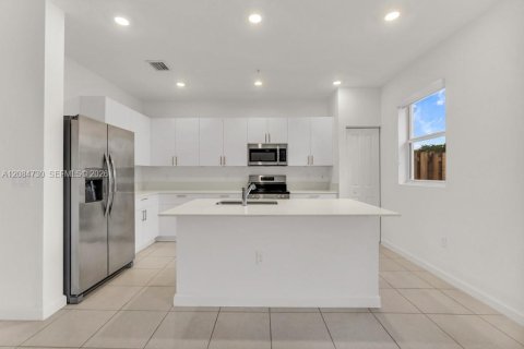 Villa ou maison à louer à Pembroke Pines, Floride: 3 chambres, 154.96 m2 № 2360053 - photo 13