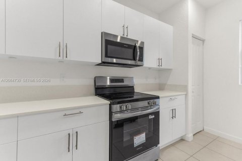 Villa ou maison à louer à Pembroke Pines, Floride: 3 chambres, 154.96 m2 № 2360053 - photo 11