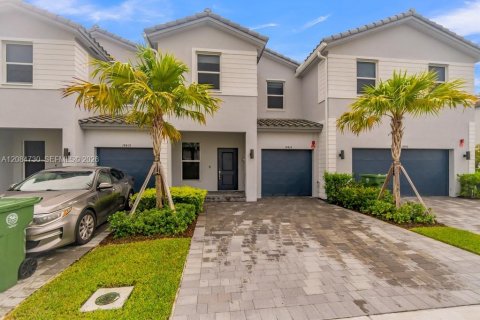 Villa ou maison à louer à Pembroke Pines, Floride: 3 chambres, 154.96 m2 № 2360053 - photo 2