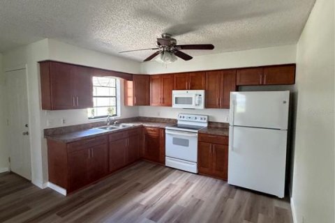 Appartement à louer à Spring Hill, Floride: 2 chambres, 113.81 m2 № 2385689 - photo 2