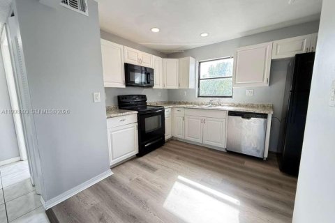 Condominio en West Palm Beach, Florida, 2 dormitorios  № 2066092