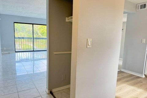 Снять в аренду кондоминиум в Уэст-Палм-Бич, Флорида 2 спальни, 78.97м2, № 2066092 - фото 16