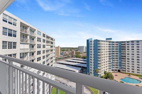 Condominio en Pompano Beach, Florida, 1 dormitorio  № 2251476