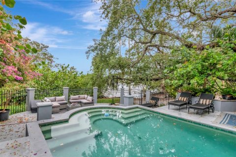 Casa en venta en Tampa, Florida, 5 dormitorios, 545.71 m2 № 1795172 - foto 1