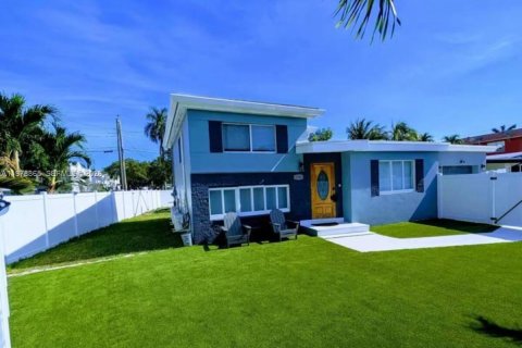 House in Fort Lauderdale, Florida 5 bedrooms, 226.68 sq.m. № 2046195