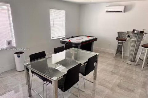 Casa en venta en Fort Lauderdale, Florida, 5 dormitorios, 226.68 m2 № 2046195 - foto 4