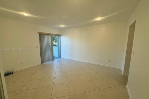 Copropriété à vendre à North Miami Beach, Floride: 2 chambres, 75.72 m2 № 1938624 - photo 3