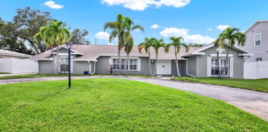 House in Seminole, Florida 4 bedrooms, 209.77 sq.m. № 1823066