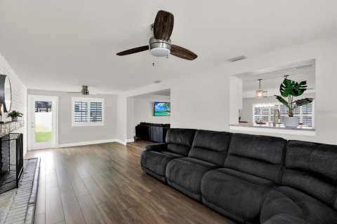 House in Seminole, Florida 4 bedrooms, 209.77 sq.m. № 1823066 - photo 11