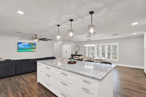 House in Seminole, Florida 4 bedrooms, 209.77 sq.m. № 1823066 - photo 9