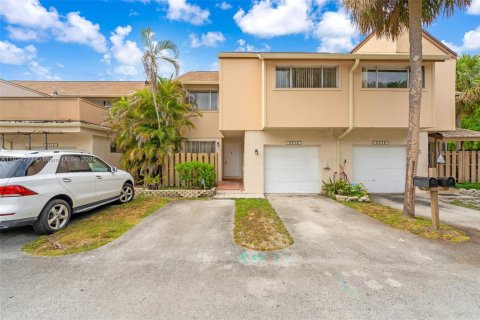 Townhouse in Plantation, Florida 4 bedrooms, 187.66 sq.m. № 1818211 - photo 1