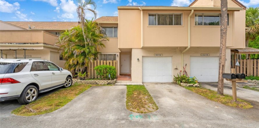 Townhouse in Plantation, Florida 4 bedrooms, 187.66 sq.m. № 1818211