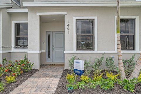 Townhouse in Florida City, Florida 3 bedrooms, 133.78 sq.m. № 1839480 - photo 2