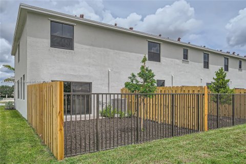 Townhouse in Florida City, Florida 3 bedrooms, 133.78 sq.m. № 1839480 - photo 24