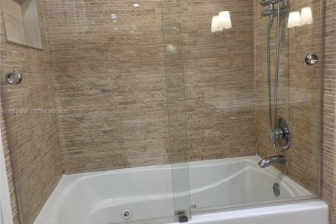 Снять в аренду кондоминиум в Майами, Флорида 1 спальня, 81.1м2, № 2254175 - фото 16
