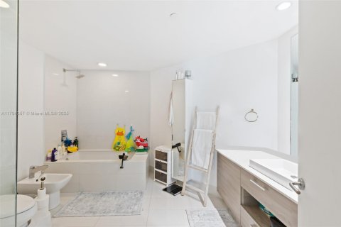 Купить кондоминиум в Майами, Флорида 2 спальни, 118.82м2, № 1738243 - фото 21