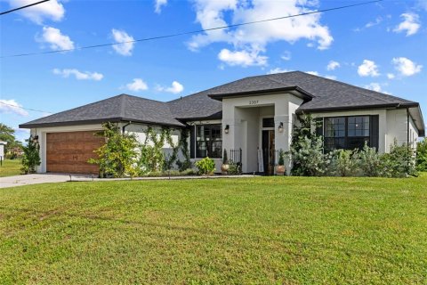House in Cape Coral, Florida 4 bedrooms, 216.46 sq.m. № 1899074 - photo 1