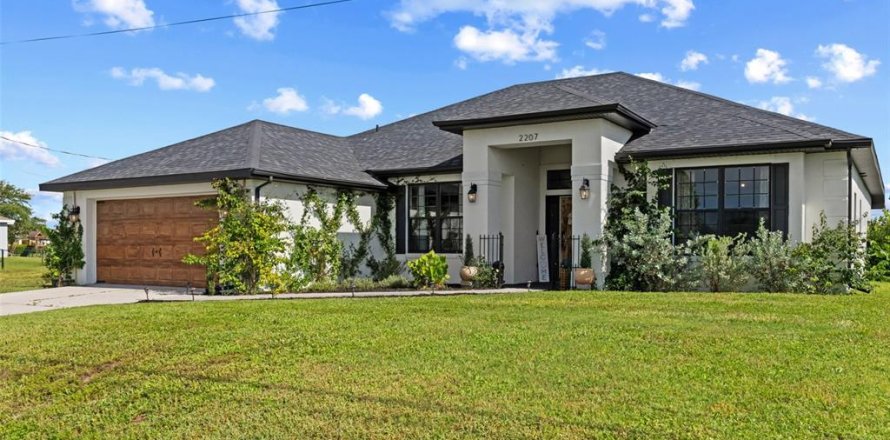 House in Cape Coral, Florida 4 bedrooms, 216.46 sq.m. № 1899074