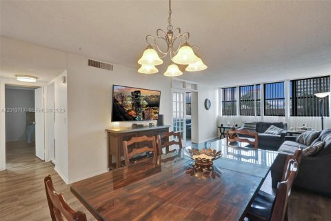Condominio en alquiler en Hallandale Beach, Florida, 2 dormitorios, 94.76 m2 № 2186628 - foto 19
