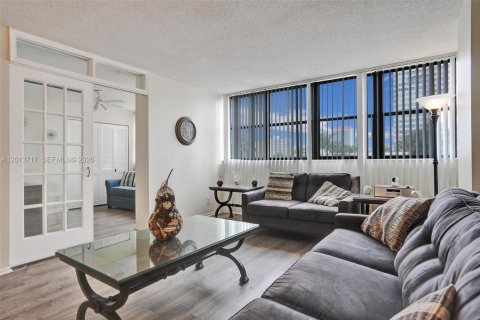 Condominio en alquiler en Hallandale Beach, Florida, 2 dormitorios, 94.76 m2 № 2186628 - foto 3