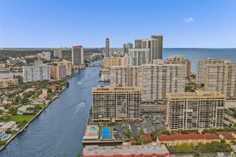 Condominio en alquiler en Hallandale Beach, Florida, 2 dormitorios, 94.76 m2 № 2186628 - foto 30