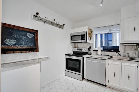 Condominio en alquiler en Hallandale Beach, Florida, 2 dormitorios, 94.76 m2 № 2186628 - foto 13