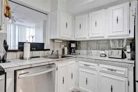 Condominio en alquiler en Hallandale Beach, Florida, 2 dormitorios, 94.76 m2 № 2186628 - foto 20