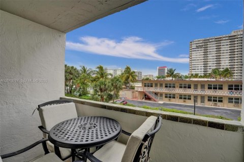 Condominio en alquiler en Hallandale Beach, Florida, 2 dormitorios, 94.76 m2 № 2186628 - foto 10
