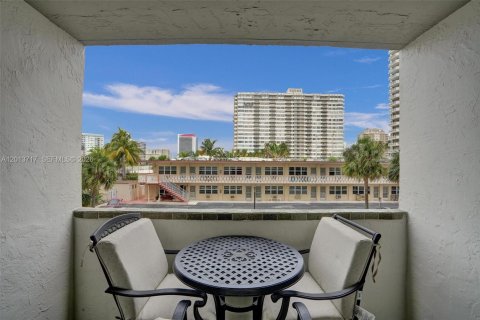 Condominio en alquiler en Hallandale Beach, Florida, 2 dormitorios, 94.76 m2 № 2186628 - foto 12