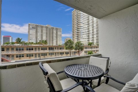 Condominio en alquiler en Hallandale Beach, Florida, 2 dormitorios, 94.76 m2 № 2186628 - foto 8