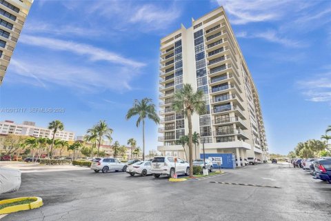 Condominio en alquiler en Hallandale Beach, Florida, 2 dormitorios, 94.76 m2 № 2186628 - foto 22