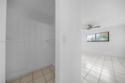 Condominio en venta en Hialeah, Florida, 2 dormitorios, 82.68 m2 № 1986221 - foto 5
