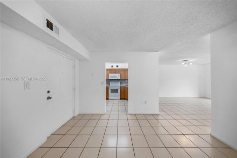 Condominio en venta en Hialeah, Florida, 2 dormitorios, 82.68 m2 № 1986221 - foto 23