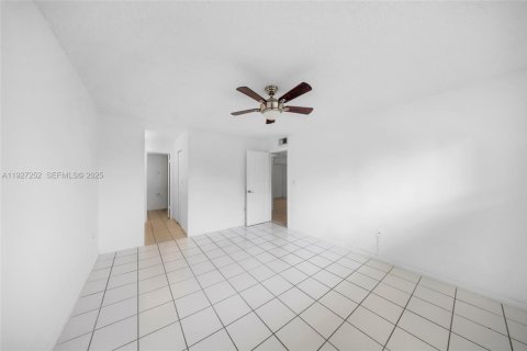Condominio en venta en Hialeah, Florida, 2 dormitorios, 82.68 m2 № 1986221 - foto 9