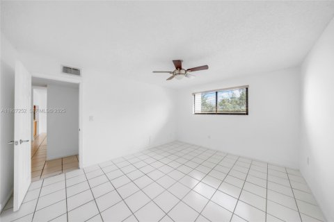 Condominio en venta en Hialeah, Florida, 2 dormitorios, 82.68 m2 № 1986221 - foto 8