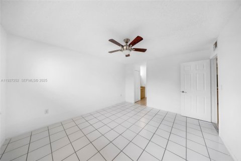 Condominio en venta en Hialeah, Florida, 2 dormitorios, 82.68 m2 № 1986221 - foto 10