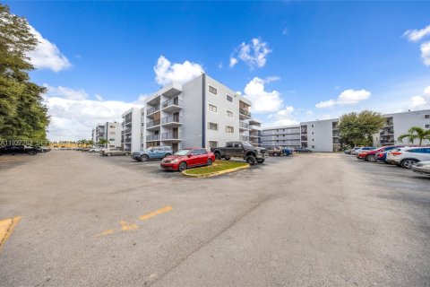 Condominio en venta en Hialeah, Florida, 2 dormitorios, 82.68 m2 № 1986221 - foto 1