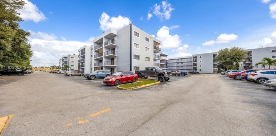 Condominio en Hialeah, Florida, 2 dormitorios № 1986221