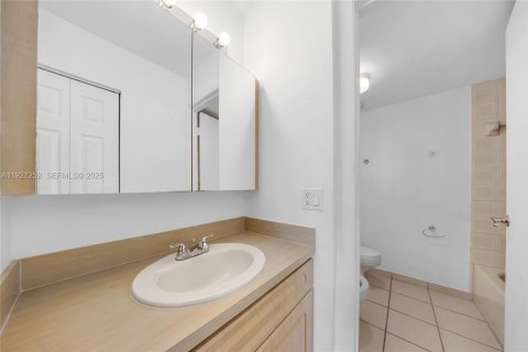 Condominio en venta en Hialeah, Florida, 2 dormitorios, 82.68 m2 № 1986221 - foto 7