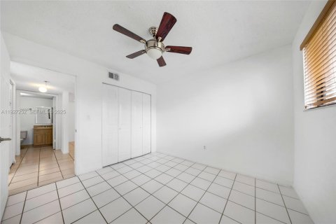 Condominio en venta en Hialeah, Florida, 2 dormitorios, 82.68 m2 № 1986221 - foto 12