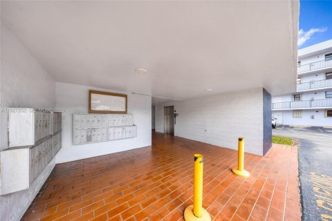 Condominio en venta en Hialeah, Florida, 2 dormitorios, 82.68 m2 № 1986221 - foto 3
