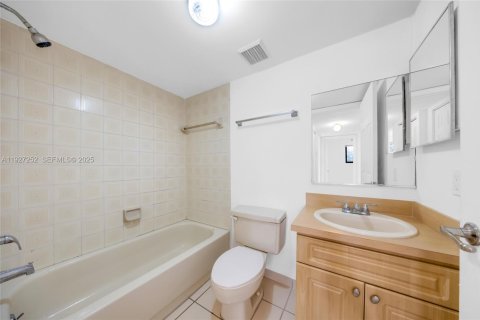 Condominio en venta en Hialeah, Florida, 2 dormitorios, 82.68 m2 № 1986221 - foto 15