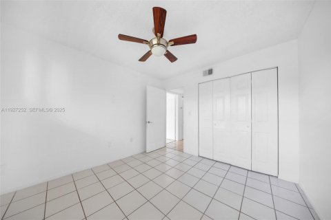 Condominio en venta en Hialeah, Florida, 2 dormitorios, 82.68 m2 № 1986221 - foto 13
