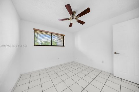Condominio en venta en Hialeah, Florida, 2 dormitorios, 82.68 m2 № 1986221 - foto 14