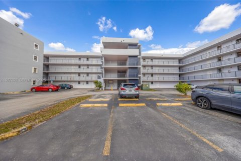 Condominio en venta en Hialeah, Florida, 2 dormitorios, 82.68 m2 № 1986221 - foto 2