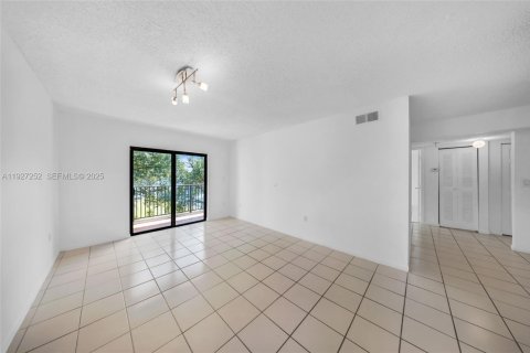 Condominio en venta en Hialeah, Florida, 2 dormitorios, 82.68 m2 № 1986221 - foto 17